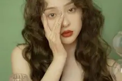 他们是陌生人旅行搭子在路上聊了很多各种奇葩事儿谁能想到两周后小鹿和老张的旅程回到了起点老张发布了三条视频